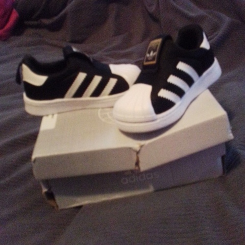 Adidas toddler sz 5